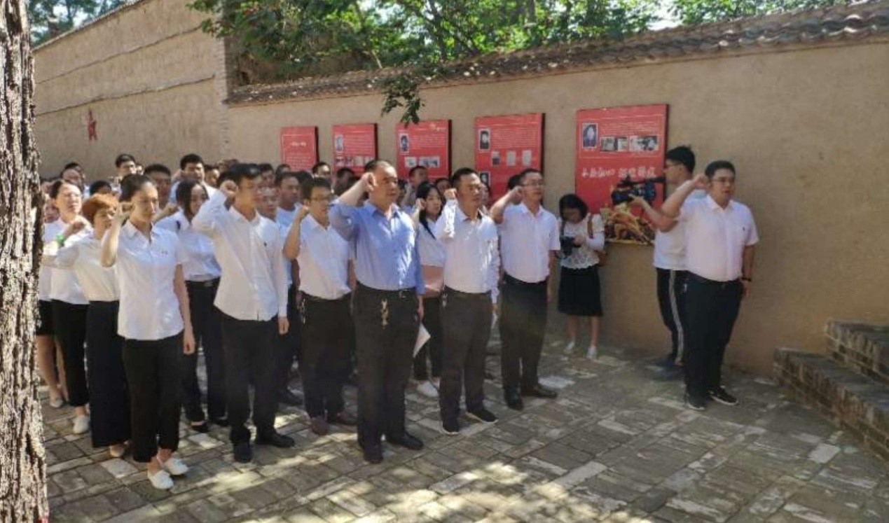 陜西黑貓黨委組織預(yù)備黨員參加韓城市兩新 組織開展的“守初心、擔(dān)使命、聽黨話、 跟黨走”主題黨建活動